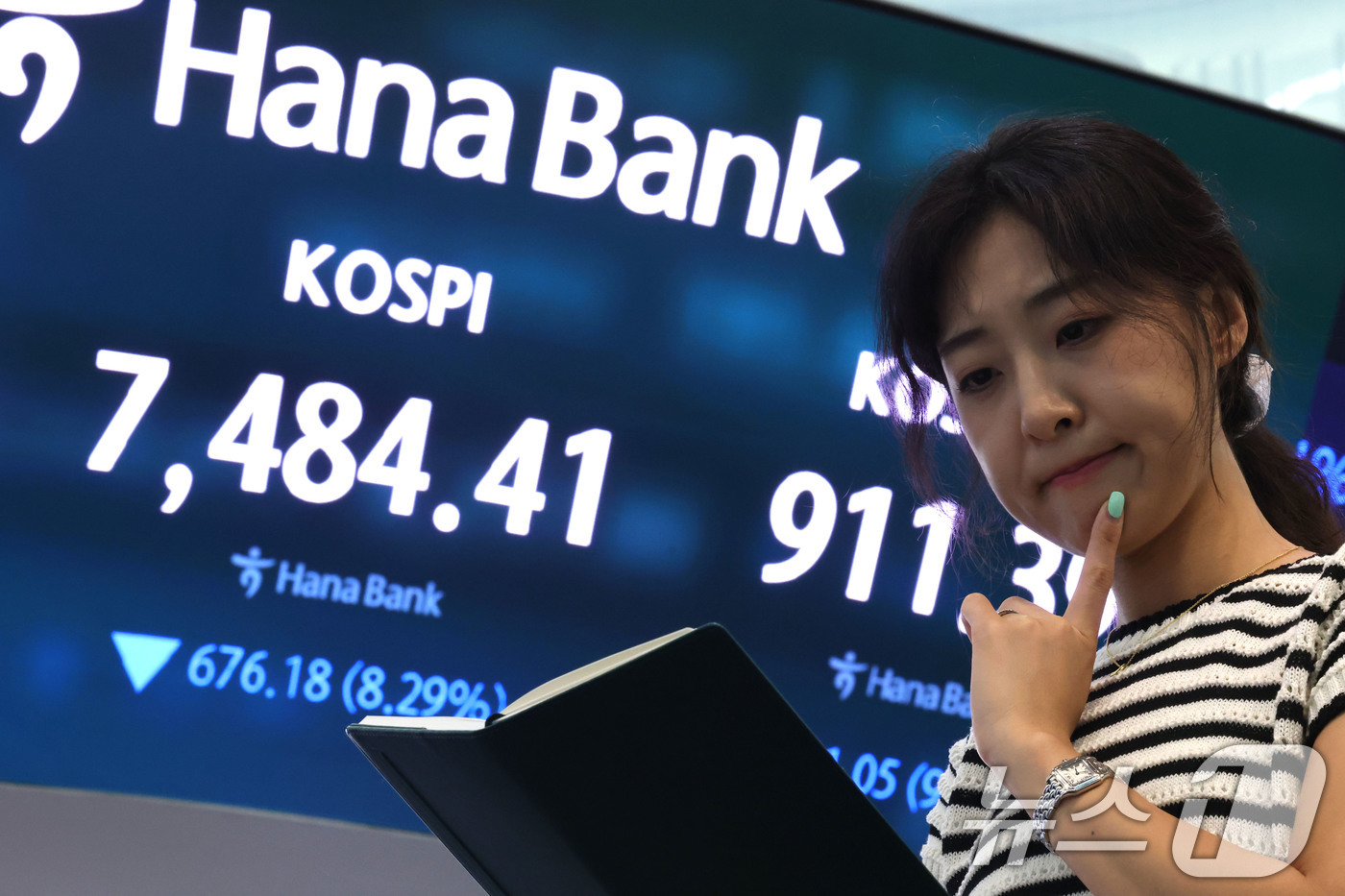 (서울=뉴스1) 이광호 기자 = 코스피 지수가 8%넘게 폭락 마감한 8일 오후 서울 중구 하나은행 딜링룸 현황판에 전장대비 676.18포인트(8.29%) 하락한 7.484.41을 …