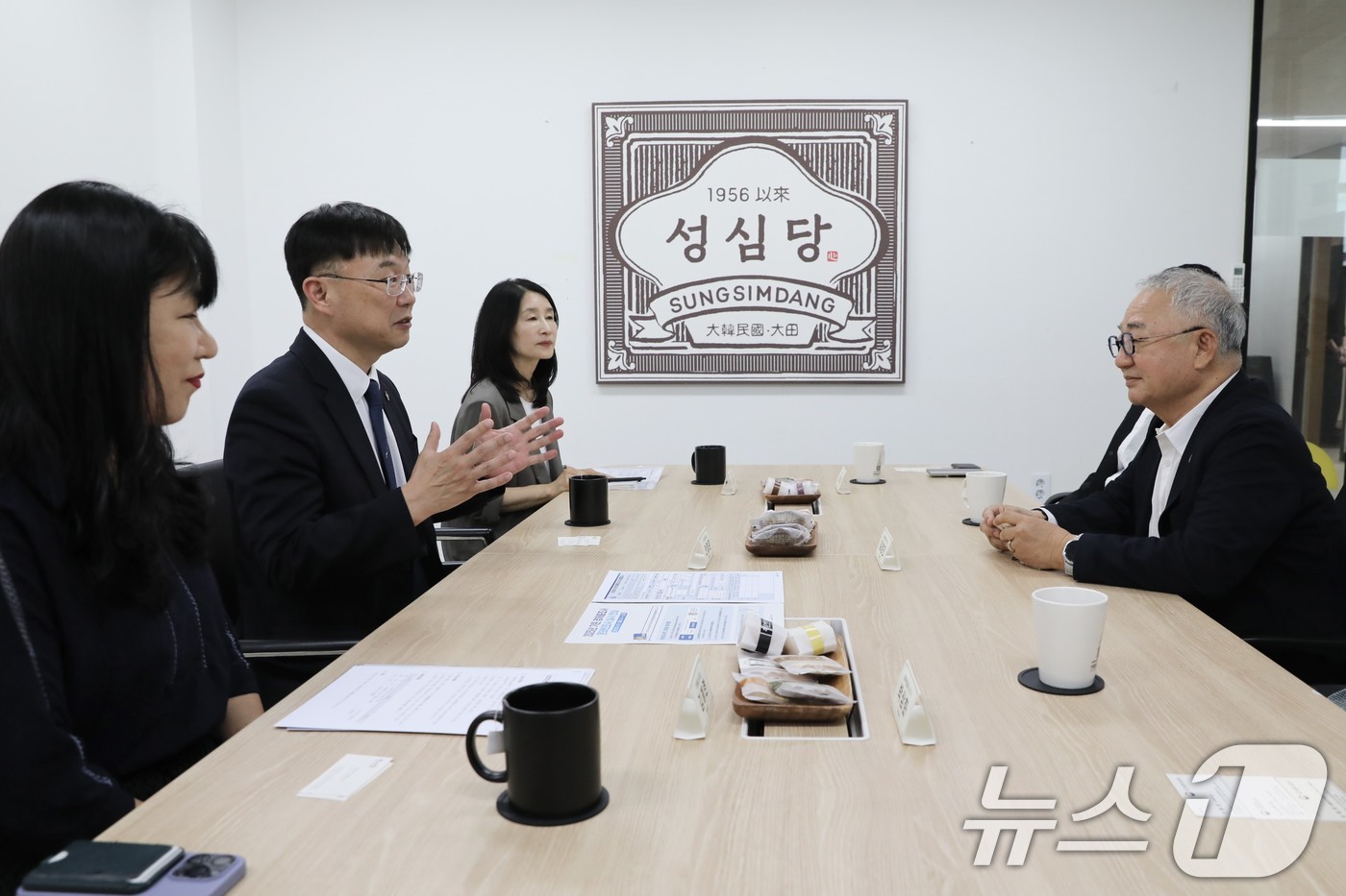(서울=뉴스1) = 안형준 국가데이터처장(왼쪽 두 번째)이 8일 대전시 대종로에 위치한 경제총조사 조사대상처 '성심당'에서 2025년 기준 경제총조사의 취지를 설명하며 조사 협조를 …