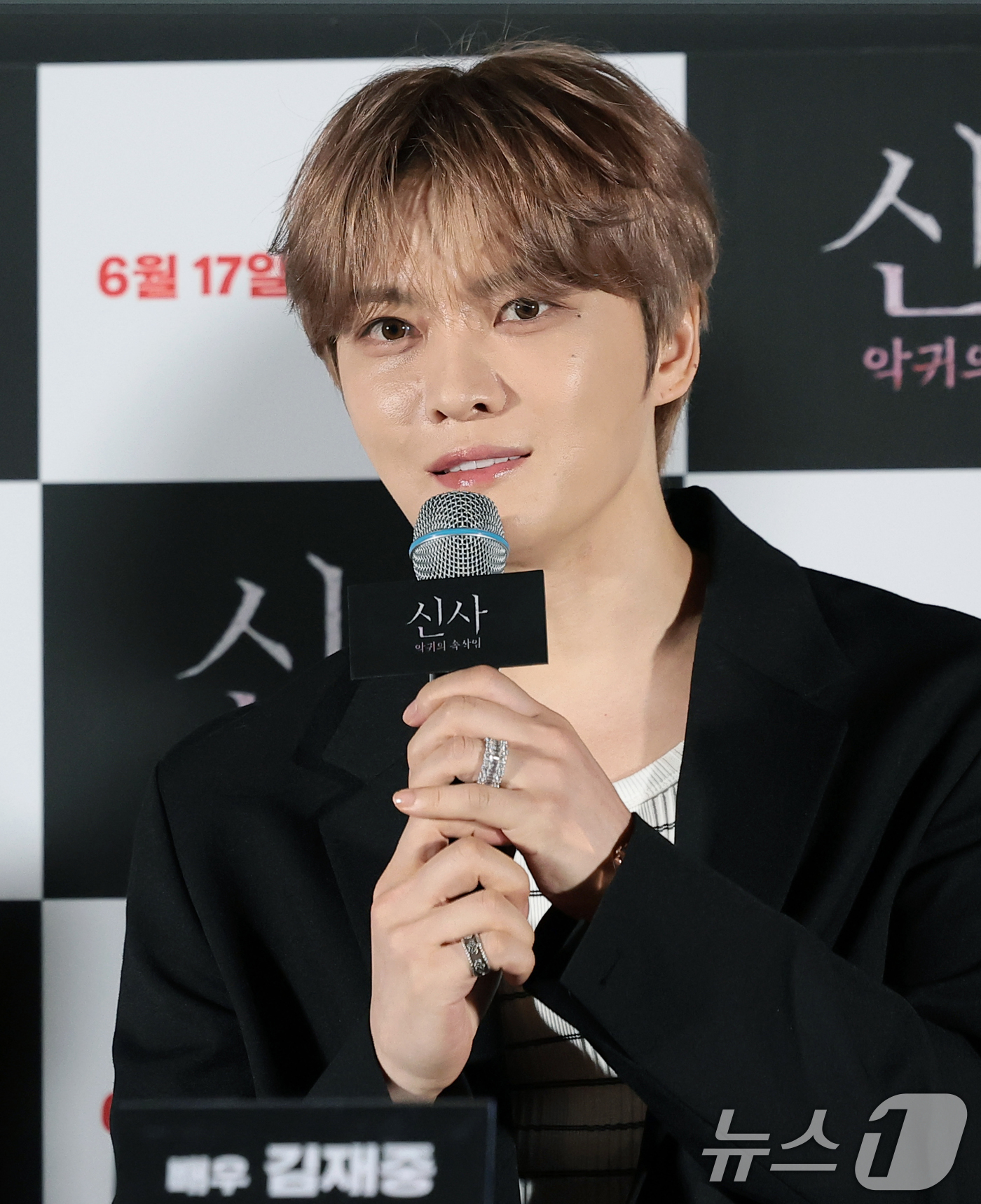 (서울=뉴스1) 권현진 기자 = 가수 겸 배우 김재중이 8일 서울 용산구 CGV용산아이파크몰에서 열린 영화 '신사: 악귀의 속삭임'(감독 구마키리 가즈요시) 언론시사회 및 기자간담 …