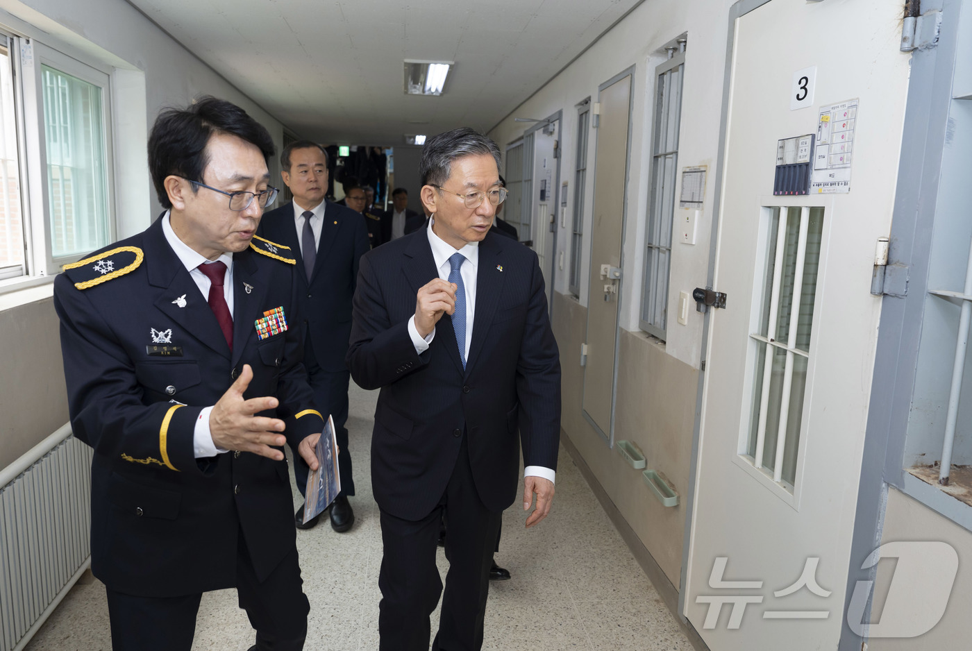 (서울=뉴스1) 김종훈 기자 = 정성호 법무부 장관이 8일 국내 최초 민영교도소인 경기 여주시 소재 소망교도소를 현장 점검하고 있다. (법무부 제공, 재판매 및 DB금지)2026. …