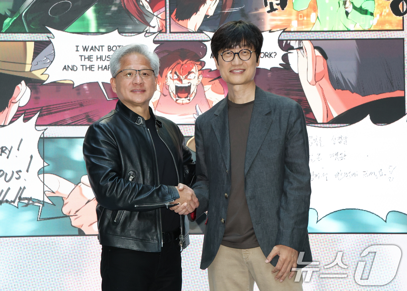 (성남=뉴스1) 김영운 기자 = 젠슨 황 엔비디아 최고경영자(CEO)와 이해진 네이버 이사회 의장이 8일 경기 성남시 분당구 네이버 사옥 1784에서 인사를 나누고 있다. 2026 …