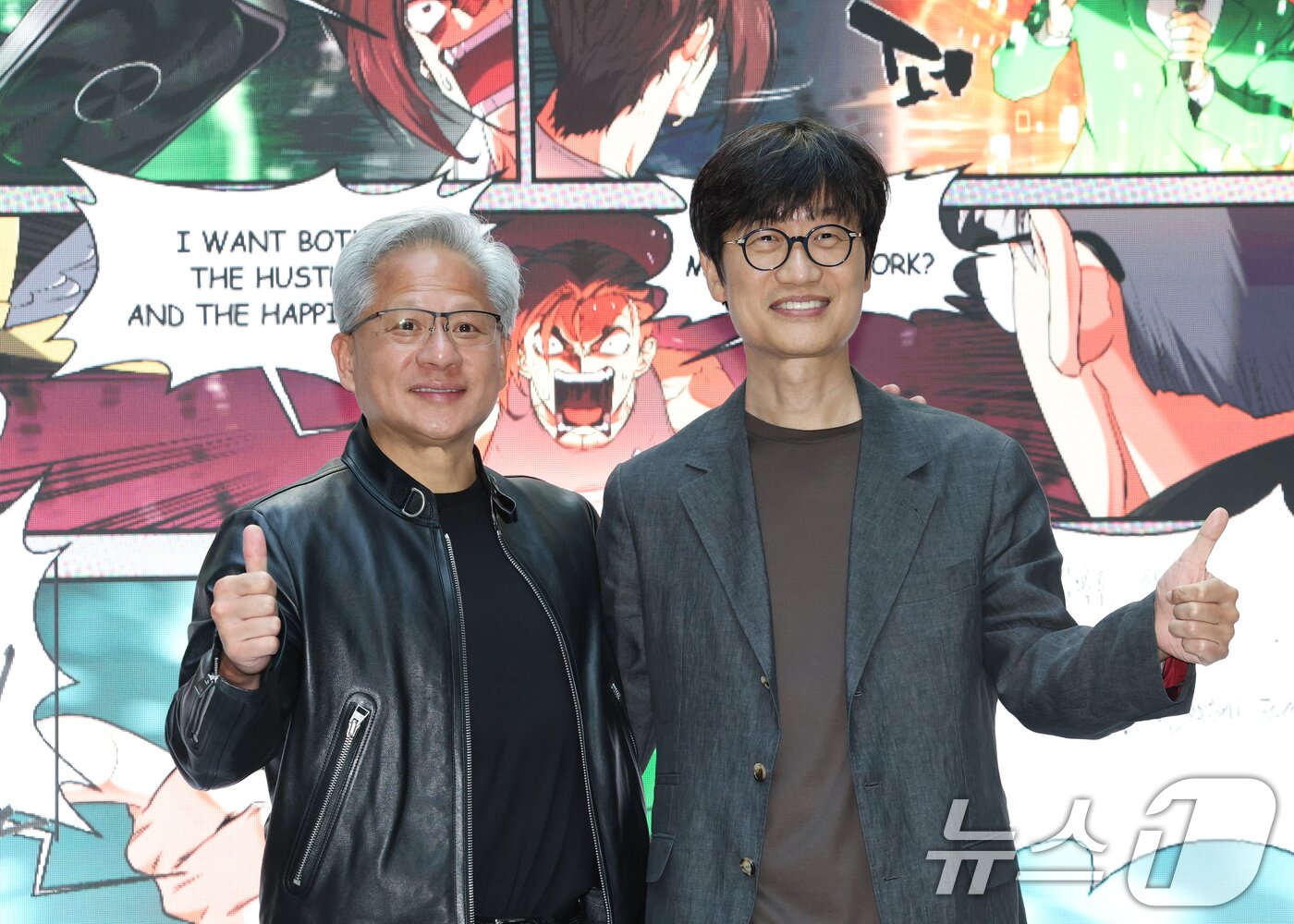 본문 이미지 - 젠슨 황 엔비디아 최고경영자(CEO)와 이해진 네이버 이사회 의장이 8일 경기 성남시 분당구 네이버 사옥 1784에서 열린 환영 행사에서 기념촬영을 하고 있다. 2026.6.8 ⓒ 뉴스1 김영운 기자