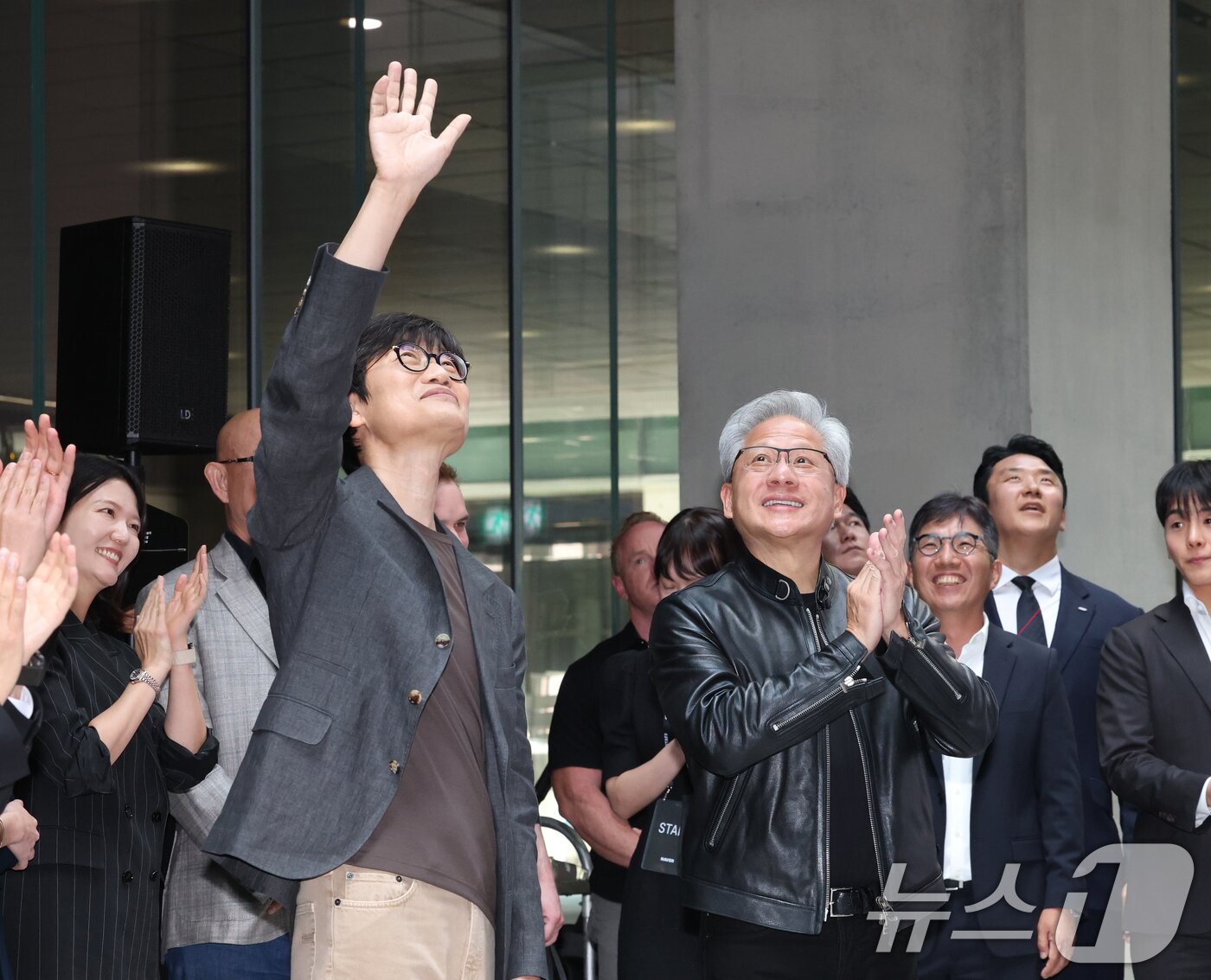 본문 이미지 - 젠슨 황 엔비디아 최고경영자(CEO)와 이해진 네이버 이사회 의장이 8일 경기 성남시 분당구 네이버 사옥 1784에서 열린 환영 행사에서 직원들에게 인사를 하고 있다. 2026.6.8 ⓒ 뉴스1 김영운 기자