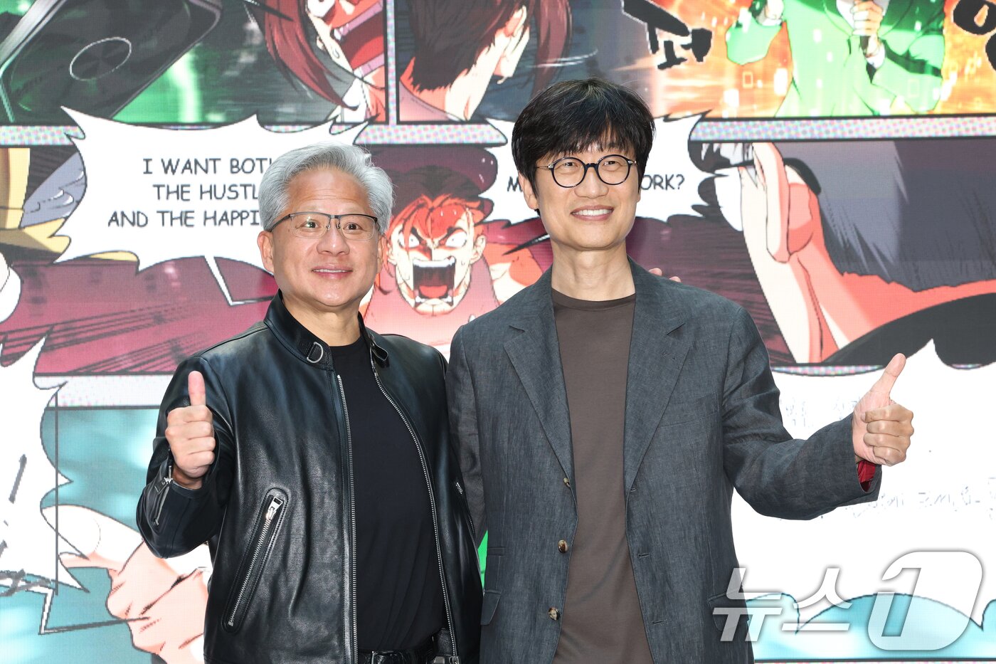 본문 이미지 - 젠슨 황 엔비디아 최고경영자(CEO)와 이해진 네이버 이사회 의장이 8일 경기 성남시 분당구 네이버 사옥 1784에서 열린 환영 행사에서 기념촬영을 하고 있다. 2026.6.8 ⓒ 뉴스1 김영운 기자