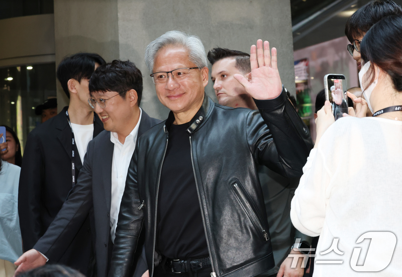 (성남=뉴스1) 김영운 기자 = 젠슨 황 엔비디아 최고경영자(CEO)가 8일 경기 성남시 분당구 네이버 사옥 1784에서 열린 환영 행사에서 자리를 옮기고 있다. 2026.6.8/ …