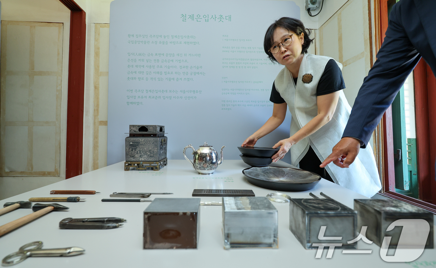 (서울=뉴스1) 안은나 기자 = 신선이 서울시 무형유산입사장이 8일 서울 중구 덕수궁 즉조당에서 열린 '장인의 손과 도구를 만나다' 언론공개회에 참석해 철제은입사촛대 보수 과정 등 …