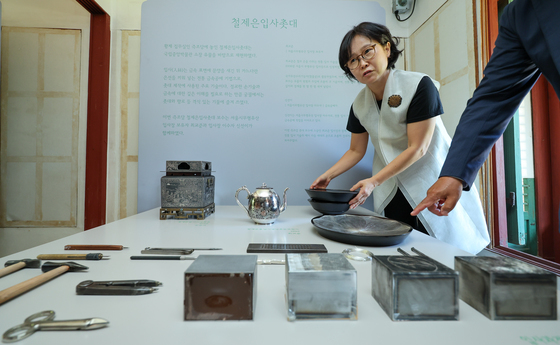 철제은입사촛대 보수한 신선이 입사장