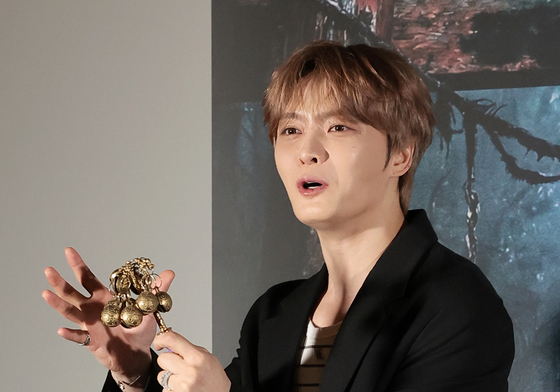 김재중, 방울 든 박수무당 명진
