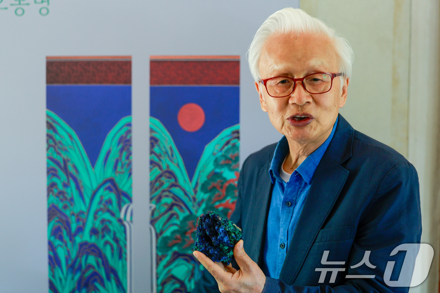 (서울=뉴스1) 안은나 기자 = 전통회화 권오창 화백이 8일 서울 중구 덕수궁 즉조당에서 열린 '장인의 손과 도구를 만나다' 언론공개회에 참석해 함녕전 일월오봉병 재현 작업 과정을 …
