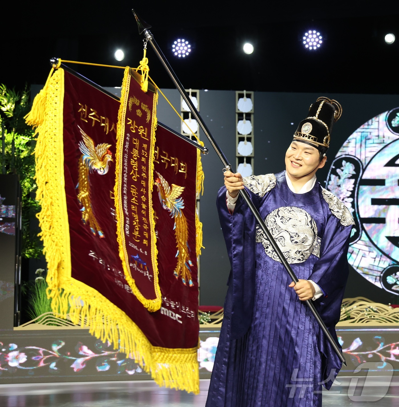 (전주=뉴스1) 유경석 기자 = 제52회 전주대사습놀이 전국대회가 열린 8일 전북 전주시 국립무형유산원에서 판소리명창부 장원을 차지한 정보권 씨가 장원기를 흔들고 있다.  2026 …
