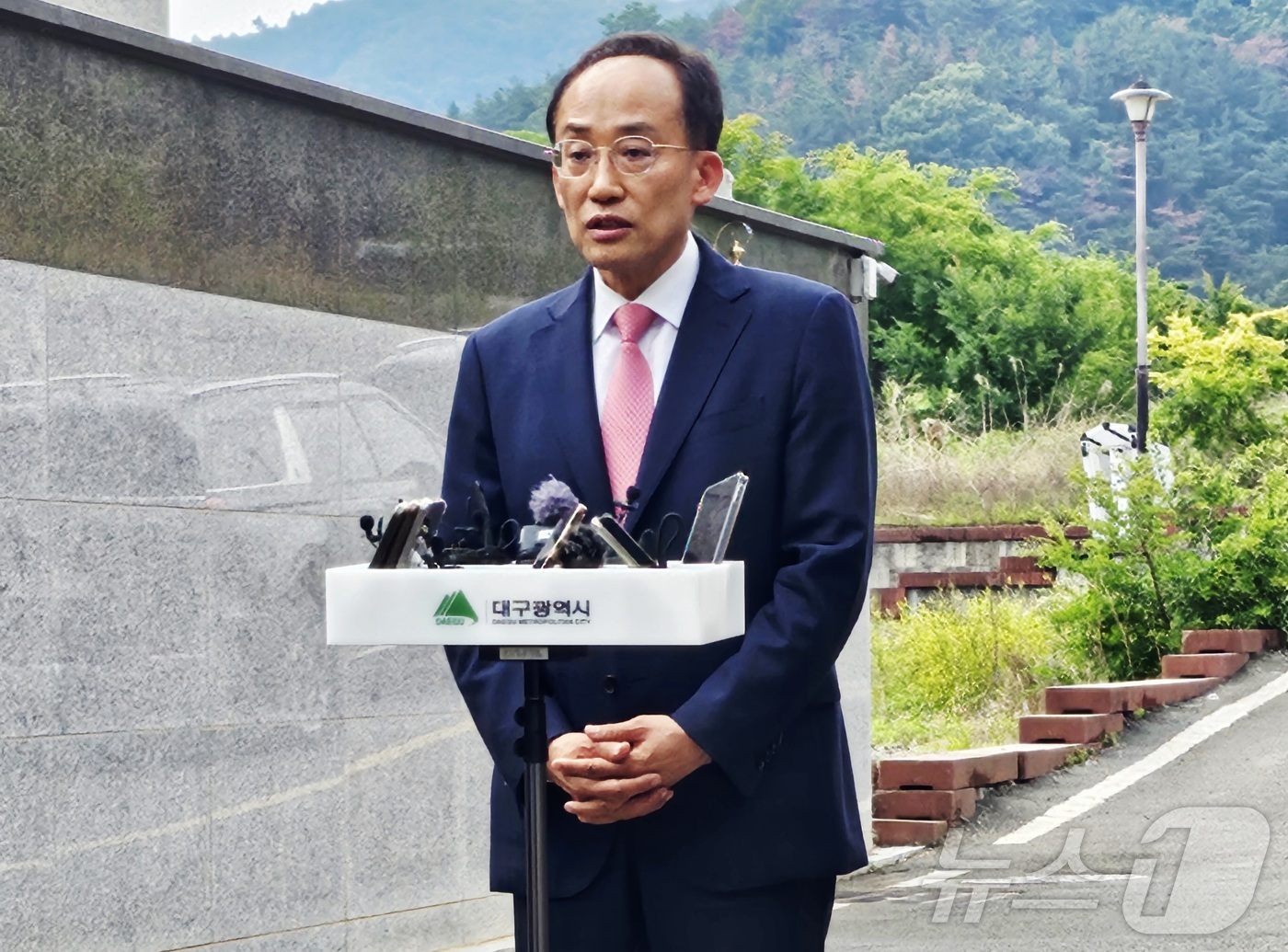 (대구=뉴스1) 남승렬 기자 = 추경호 대구시장 당선인이 8일 오후 대구 달성군 박근혜 전 대통령 사저 앞에서 취재진 질문에 답하고 있다. 2026.6.8/뉴스1