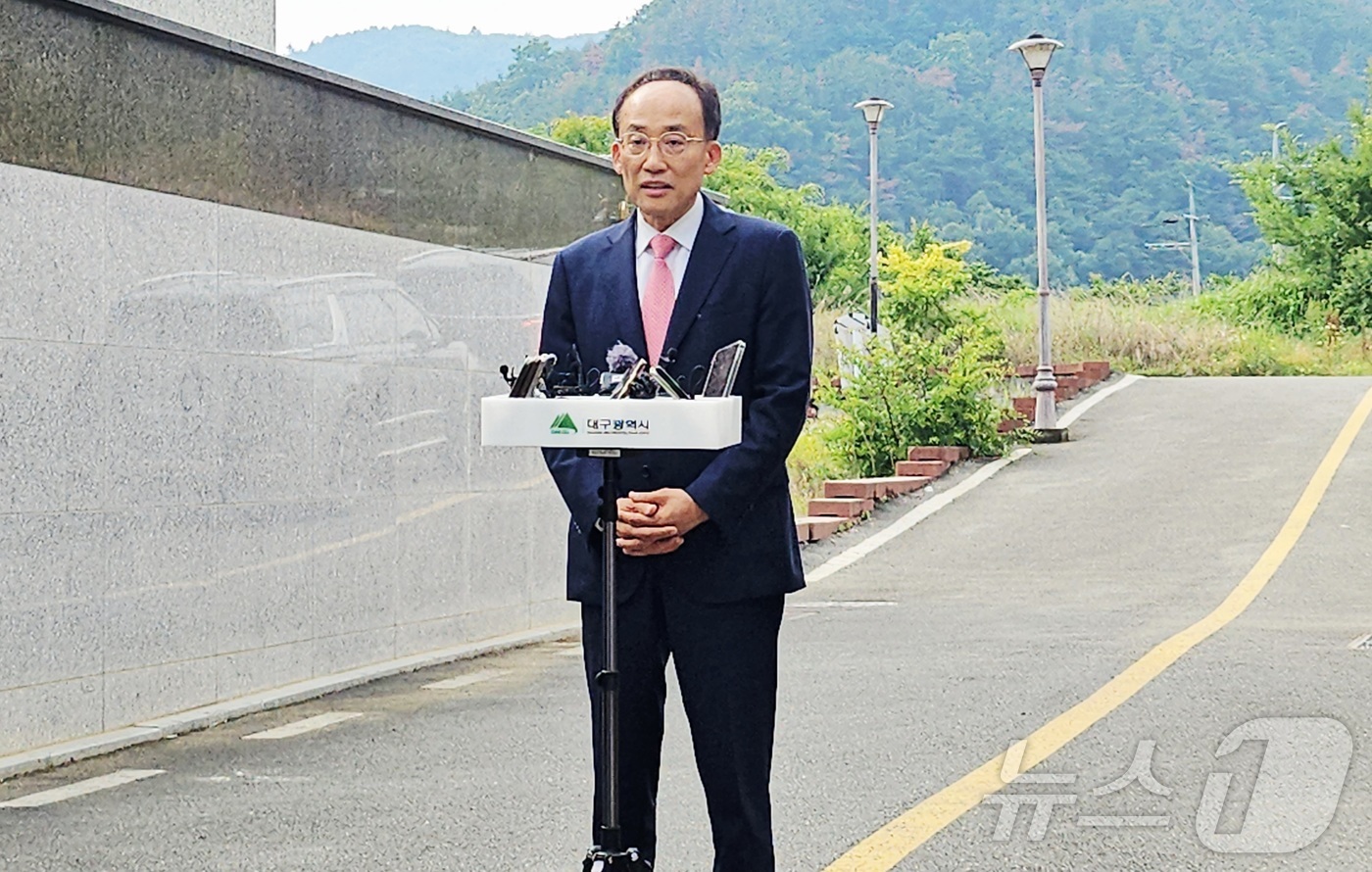 (대구=뉴스1) 남승렬 기자 = 추경호 대구시장 당선인이 8일 오후 대구 달성군 박근혜 전 대통령 사저 앞에서 취재진 질문에 답하고 있다. 2026.6.8/뉴스1