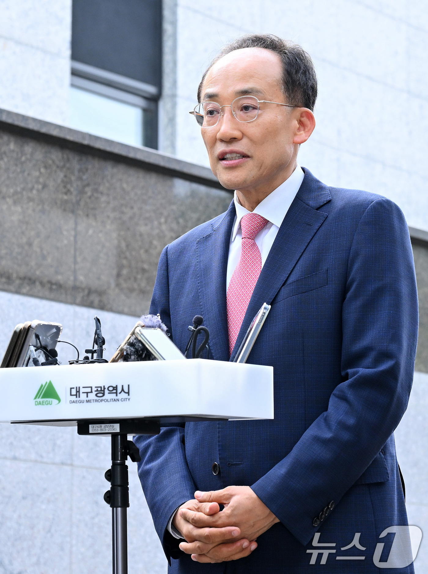 (대구=뉴스1) 공정식 기자 = 추경호 대구시장 당선인이 8일 오후 대구 달성군 박근혜 전 대통령 사저 앞에서 취재진 질문에 답하고 있다. (대구시장직 인수위원회 제공. 재판매 및 …