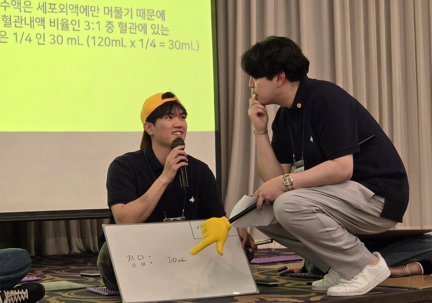 본문 이미지 - 조서현 VIP동물의료센터 노원점 원장이 최후의 1인으로 골든벨에 도전하게 된 손명준 수련의를 인터뷰 하고 있다. ⓒ 뉴스1 한송아 기자