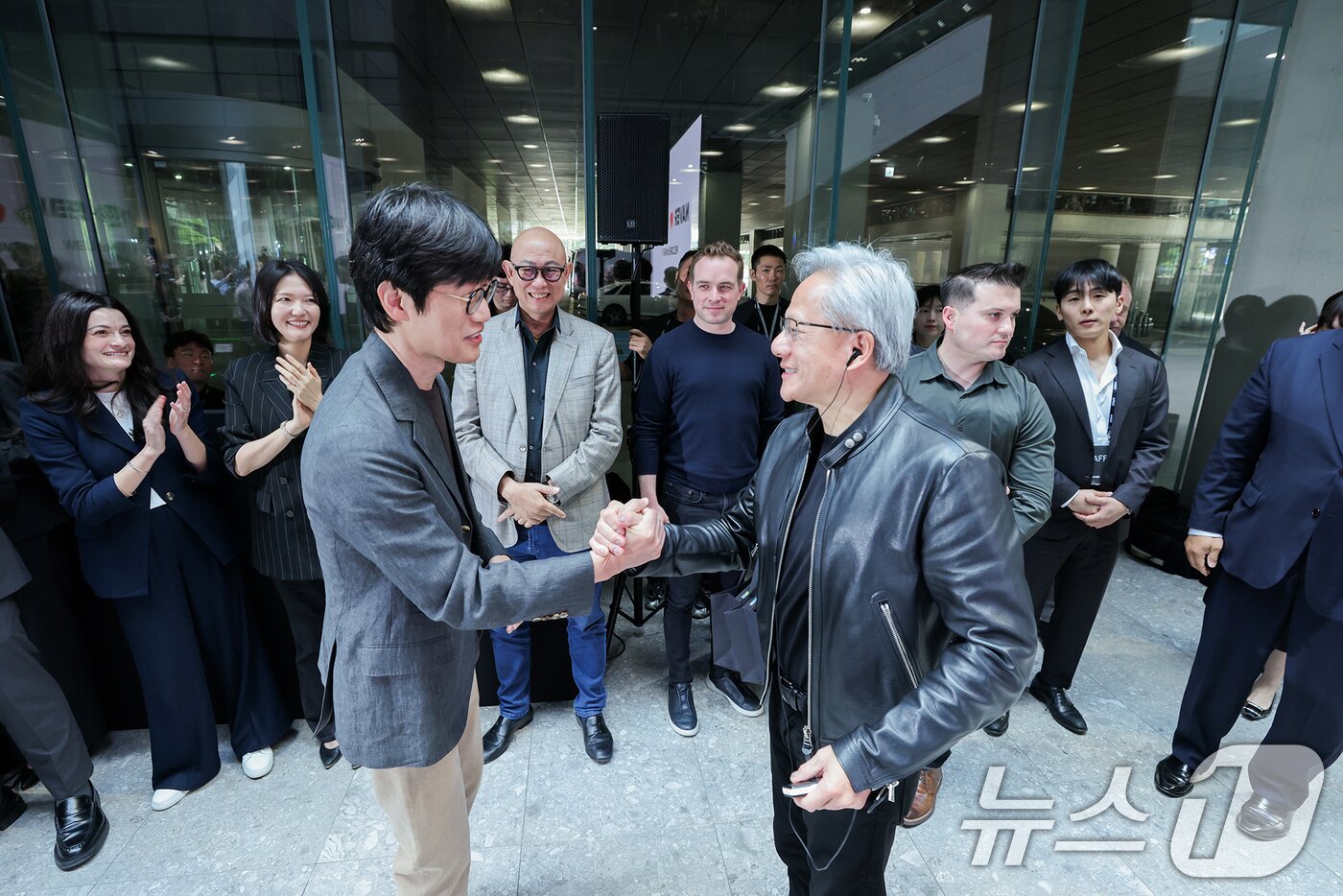 본문 이미지 - 젠슨 황 엔비디아 최고경영자(CEO)와 이해진 네이버 이사회 의장이 8일 경기 성남시 분당구 네이버 사옥 1784에서 인사를 나누고 있다. (네이버 제공. 재판매 및 DB 금지) 2026.6.8 ⓒ 뉴스1