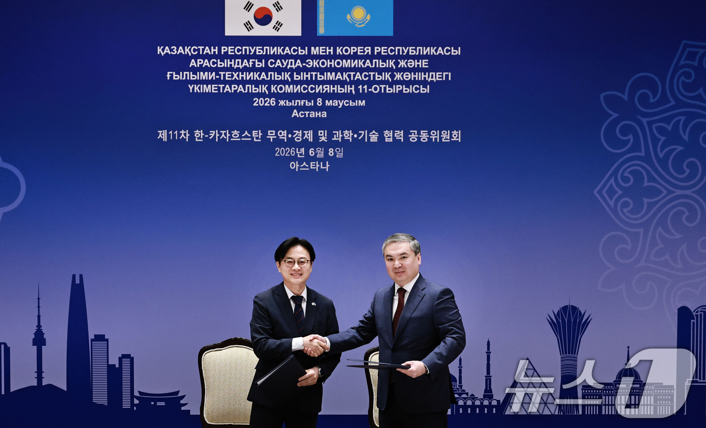 (서울=뉴스1) = 김정관 산업통상부 장관이 8일(현지시간) 카자흐스탄 아스타나 릭소스호텔에서 나가스파예프 예르사인 카르이가시에비치 카자흐스탄 산업건설부 장관을 비롯한 한-카자흐스 …