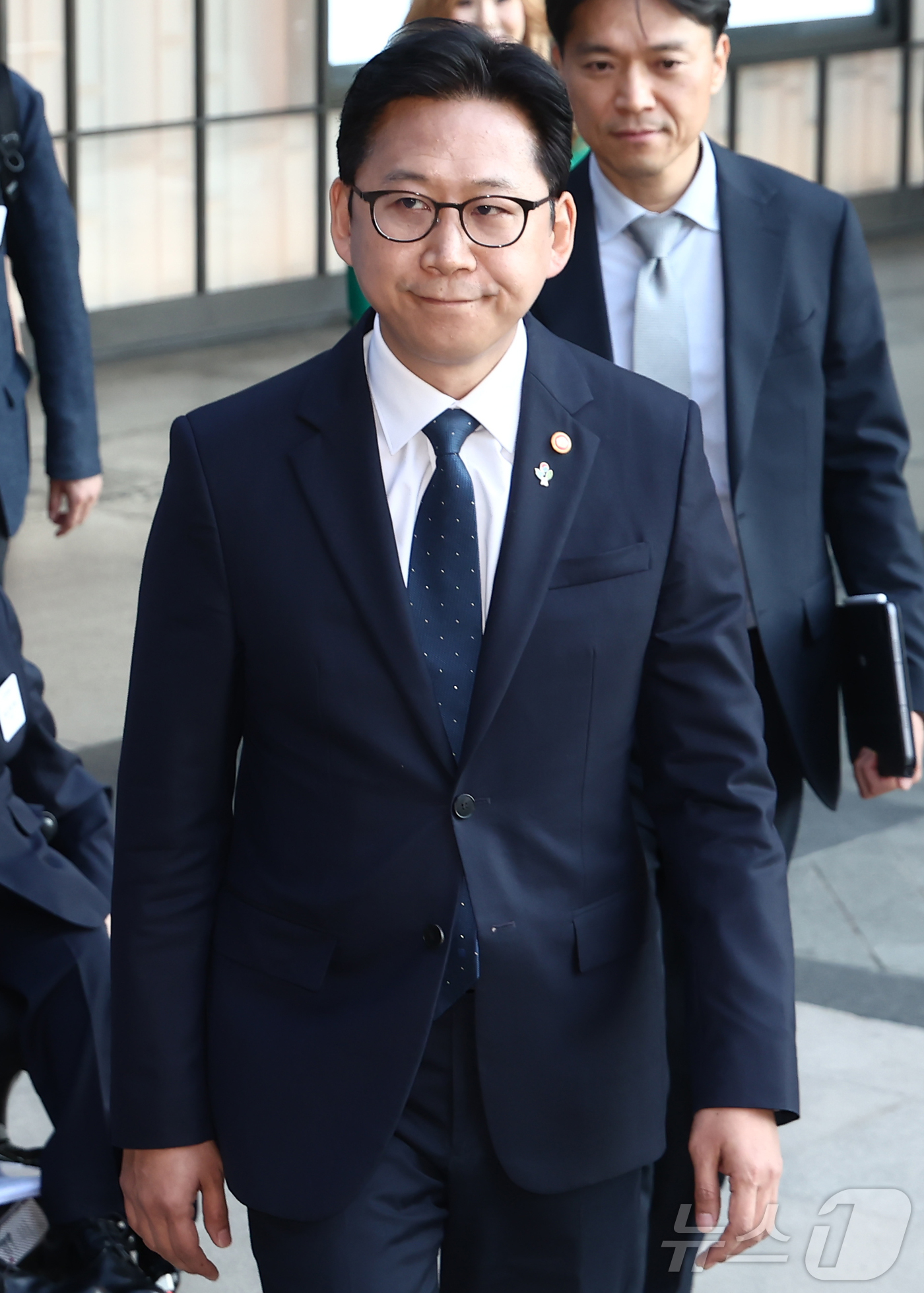 (서울=뉴스1) 김민지 기자 = 배경훈 부총리 겸 과학기술정보통신부 장관이 8일 서울 중구 신라호텔에서 젠슨 황 엔비디아 최고경영자(CEO)와 면담을 하기 위해 이동하고 있다. 2 …