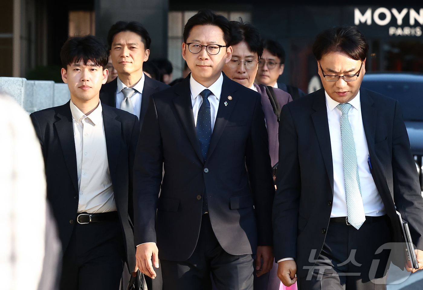 (서울=뉴스1) 김민지 기자 = 배경훈 부총리 겸 과학기술정보통신부 장관이 8일 서울 중구 신라호텔에서 젠슨 황 엔비디아 최고경영자(CEO)와 면담을 하기 위해 이동하고 있다. 2 …