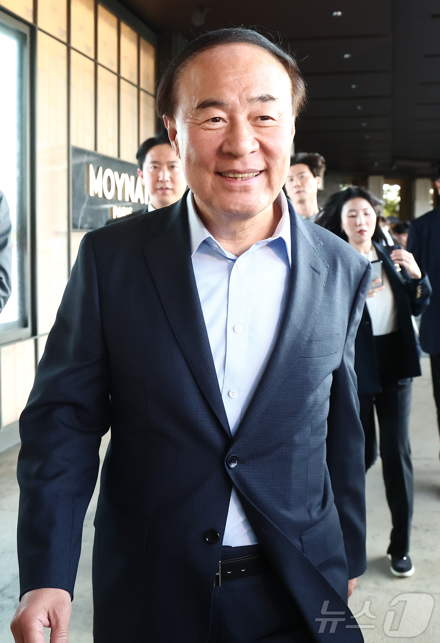 (서울=뉴스1) 김민지 기자 = 전영현 삼성전자 대표이사 겸 디바이스솔루션(DS) 부문장(부회장)이 8일 서울 중구 신라호텔에서 젠슨 황 엔비디아 최고경영자(CEO)와 면담을 하기 …