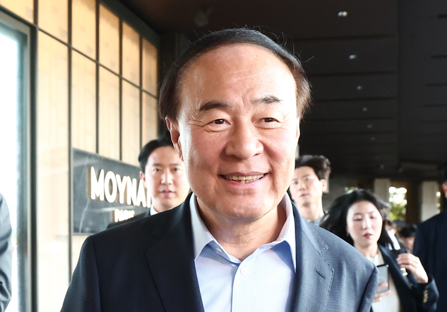 젠슨 황과 면담 위해 이동하는 전영현 삼성 부회장