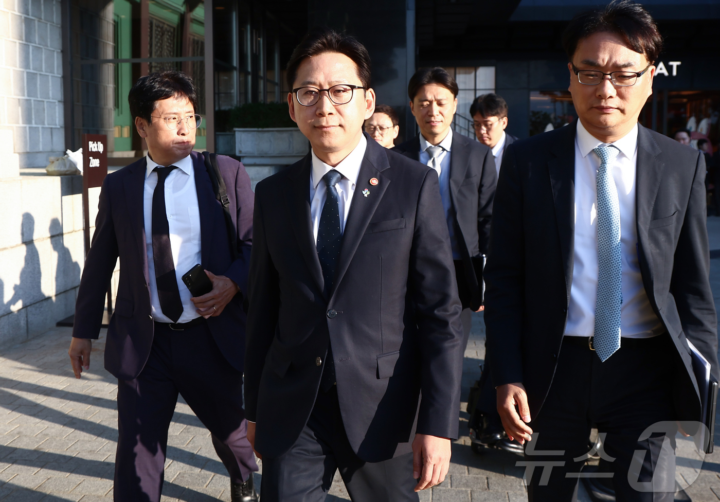 (서울=뉴스1) 김민지 기자 = 배경훈 부총리 겸 과학기술정보통신부 장관이 8일 서울 중구 신라호텔에서 젠슨 황 엔비디아 최고경영자(CEO)와 면담을 하기 위해 이동하고 있다. 2 …