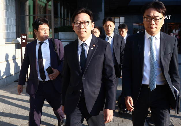 젠슨 황과 면담 위해 이동하는 배경훈 부총리