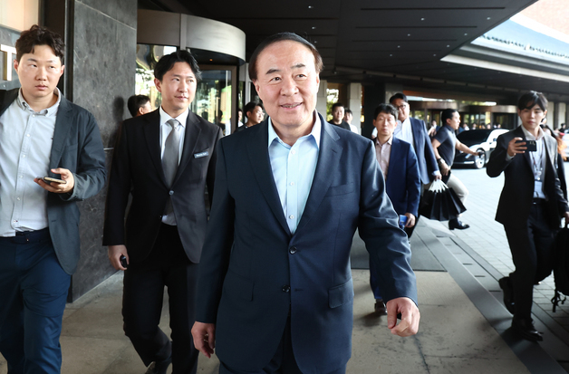 젠슨 황과 면담 위해 이동하는 전영현 삼성 부회장