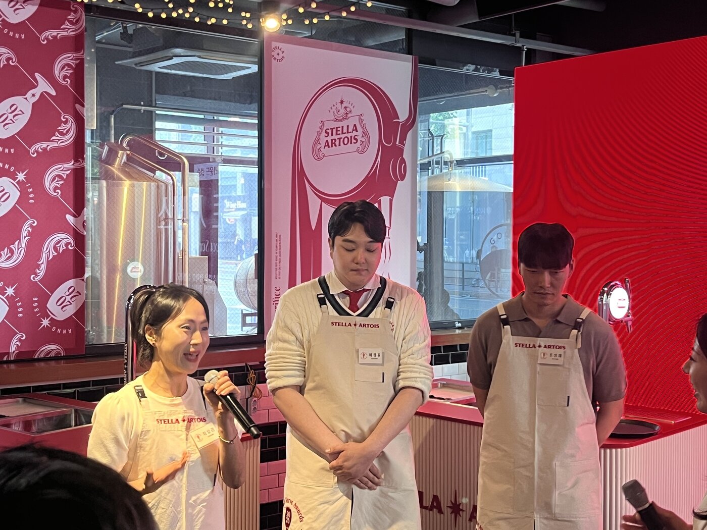 본문 이미지 -  (왼쪽부터)  8일 서울 강남구 구스아일랜드 브루하우스에서 열린 '2026 스텔라 아르투아 퍼펙트 서브 어워즈 코리아'에서 (왼쪽부터)2위를 차지한 최유리씨, 1위를 차지한  이장윤씨, 3위를 차지한 조성재씨.