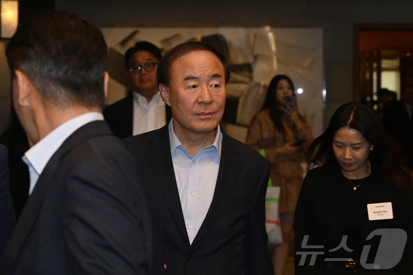 (서울=뉴스1) 김민지 기자 = 전영현 삼성전자 대표이사 겸 디바이스솔루션(DS) 부문장(부회장)이 8일 서울 중구 신라호텔에서 젠슨 황 엔비디아 최고경영자(CEO)와 면담을 하기 …