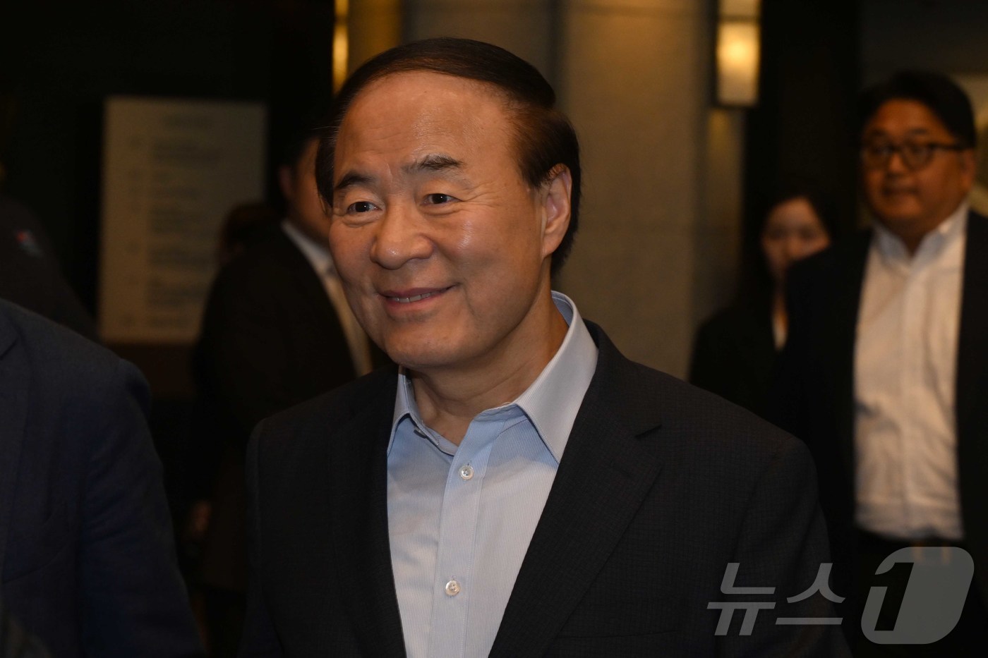 (서울=뉴스1) 김민지 기자 = 전영현 삼성전자 대표이사 겸 디바이스솔루션(DS) 부문장(부회장)이 8일 서울 중구 신라호텔에서 젠슨 황 엔비디아 최고경영자(CEO)와 면담을 하기 …
