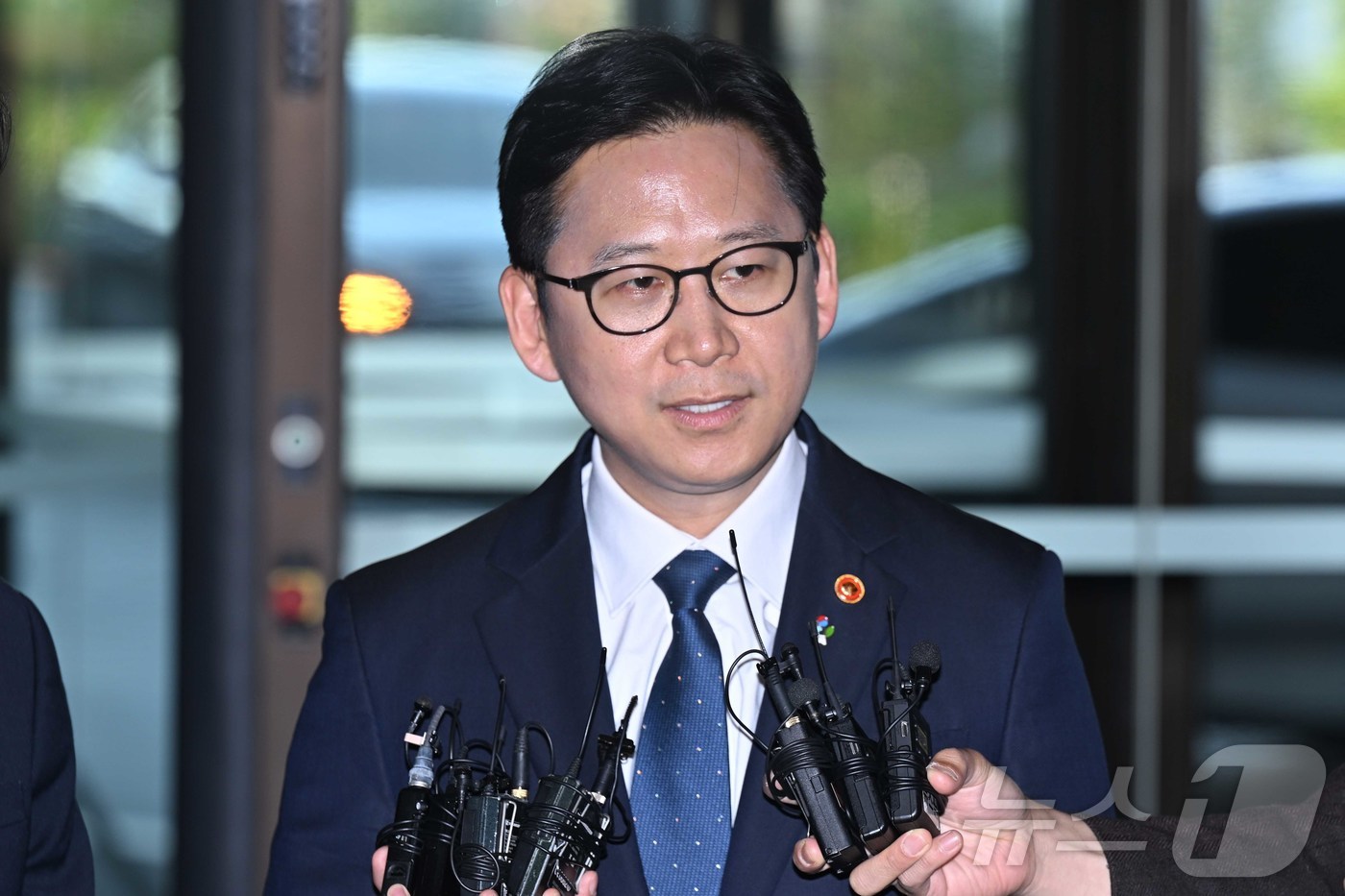(서울=뉴스1) 김민지 기자 = 배경훈 부총리 겸 과학기술정보통신부 장관이 8일 서울 중구 신라호텔에서 젠슨 황 엔비디아 최고경영자(CEO)와 면담에 앞서 취재진 질의에 답변하고 …