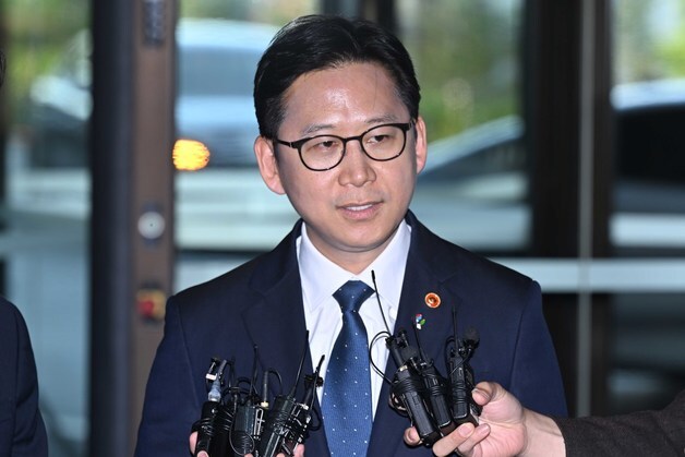 젠슨 황 면담 앞서 취재진 질의 답변하는 배경훈 부총리