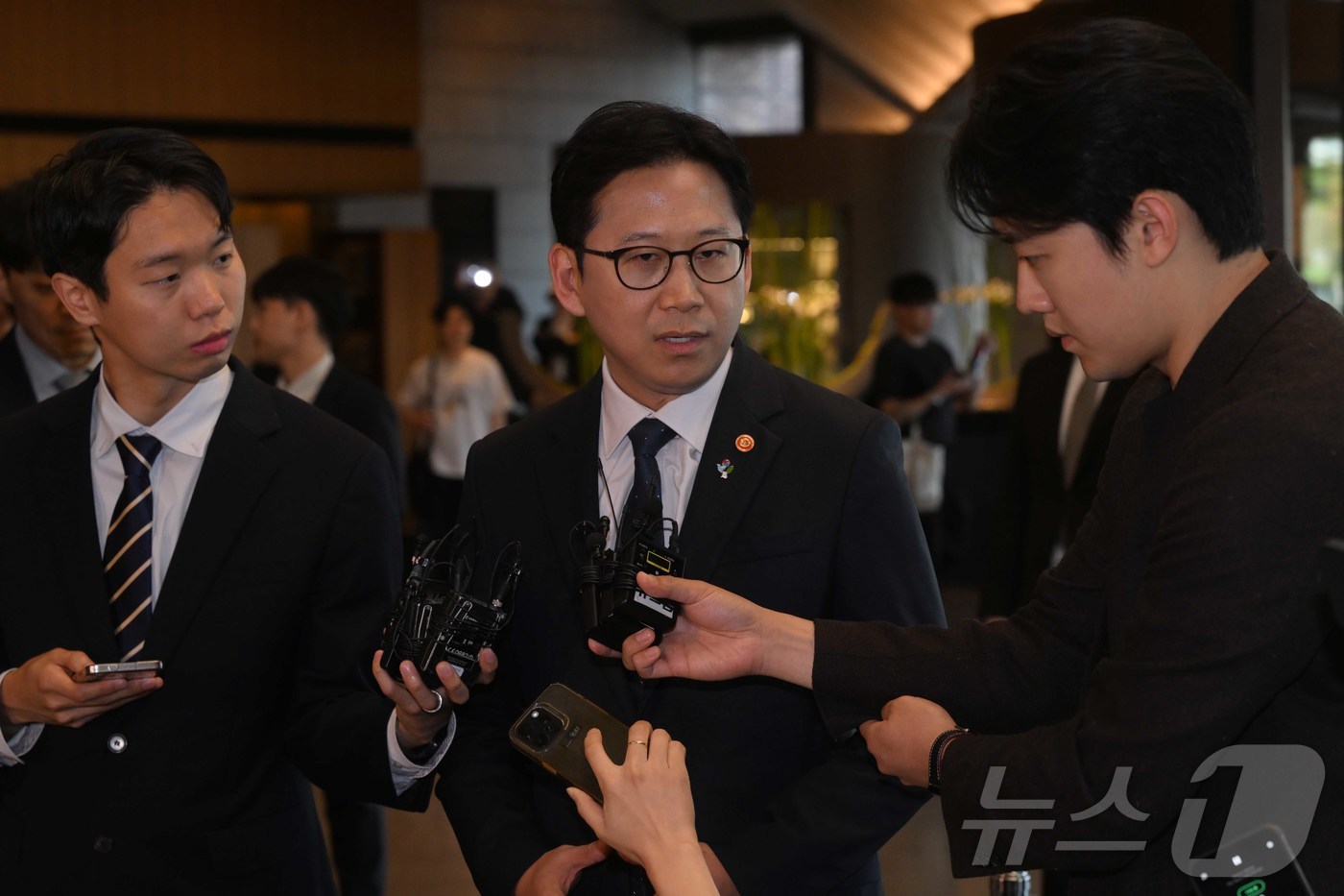 (서울=뉴스1) 김민지 기자 = 배경훈 부총리 겸 과학기술정보통신부 장관이 8일 서울 중구 신라호텔에서 젠슨 황 엔비디아 최고경영자(CEO)와 면담에 앞서 취재진 질의에 답변하고 …