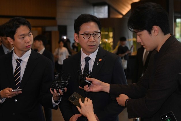 젠슨 황 면담 앞서 취재진 질의 답변하는 배경훈 부총리
