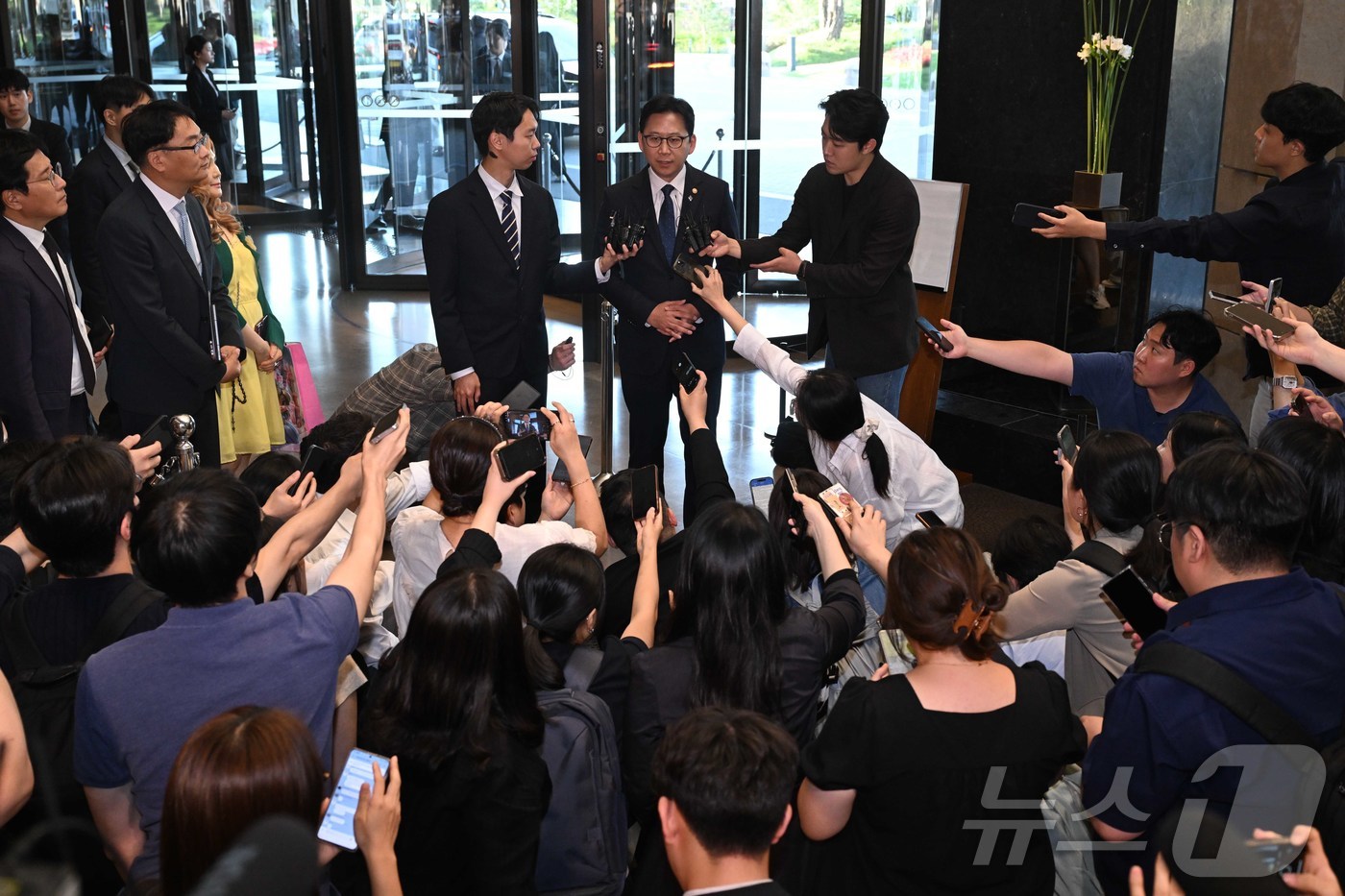 (서울=뉴스1) 김민지 기자 = 배경훈 부총리 겸 과학기술정보통신부 장관이 8일 서울 중구 신라호텔에서 젠슨 황 엔비디아 최고경영자(CEO)와 면담에 앞서 취재진 질의에 답변하고 …