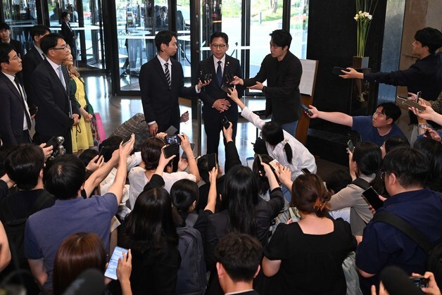젠슨 황 면담 앞서 취재진 질의 답변하는 배경훈 부총리