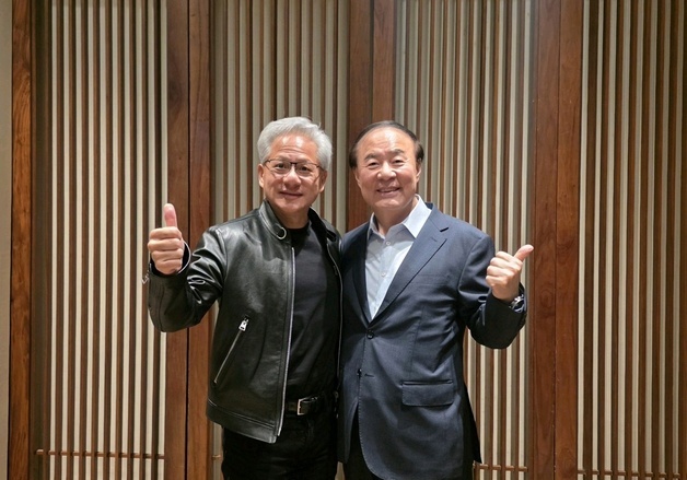 "반도체 공동개발 논의" 젠슨 황·전영현 회동…AI 메모리 협력 확대