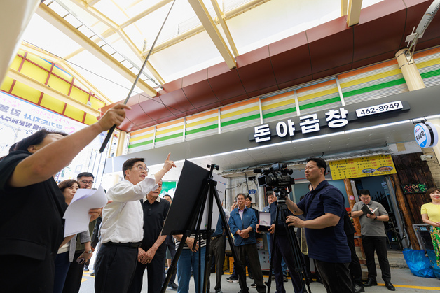 '폭설 피해' 의왕도깨비시장 새 단장…김동연 "더 안전한 시장으로"