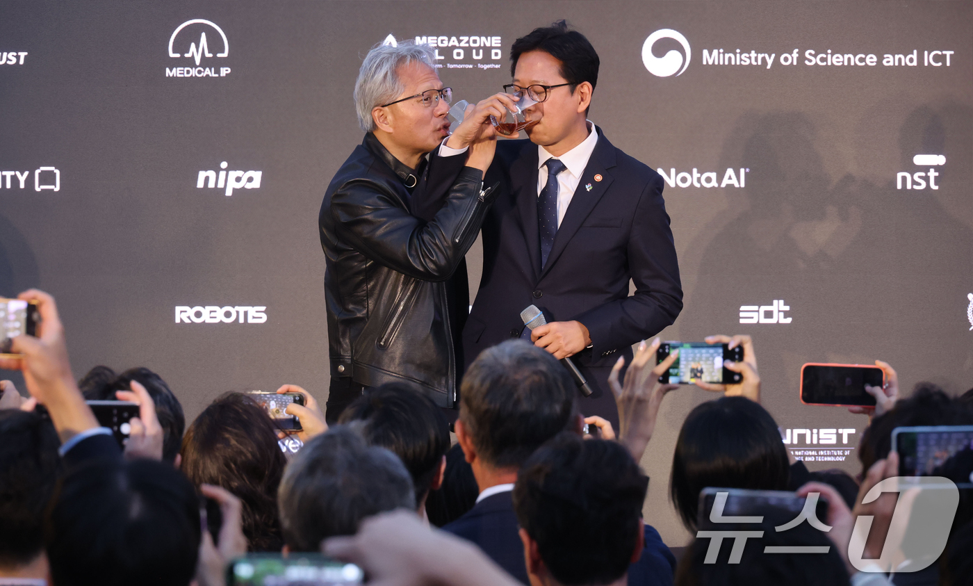 (서울=뉴스1) 김민지 기자 = 젠슨 황 엔비디아 최고경영자(CEO)가 8일 서울 중구 신라호텔에서 열린 '엔비디아 코리아 AI 에코시스템 리셉션'에 참석해 배경훈 과기부총리와 러 …
