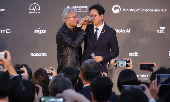 젠슨 황, 배경훈 부총리와 '러브샷'