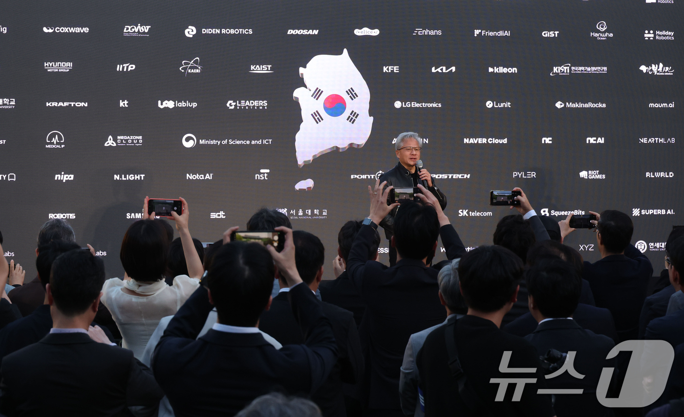 (서울=뉴스1) 김민지 기자 = 젠슨 황 엔비디아 최고경영자(CEO)가 8일 서울 중구 신라호텔에서 열린 '엔비디아 코리아 AI 에코시스템 리셉션'에서 발언하고 있다. (공동취재) …