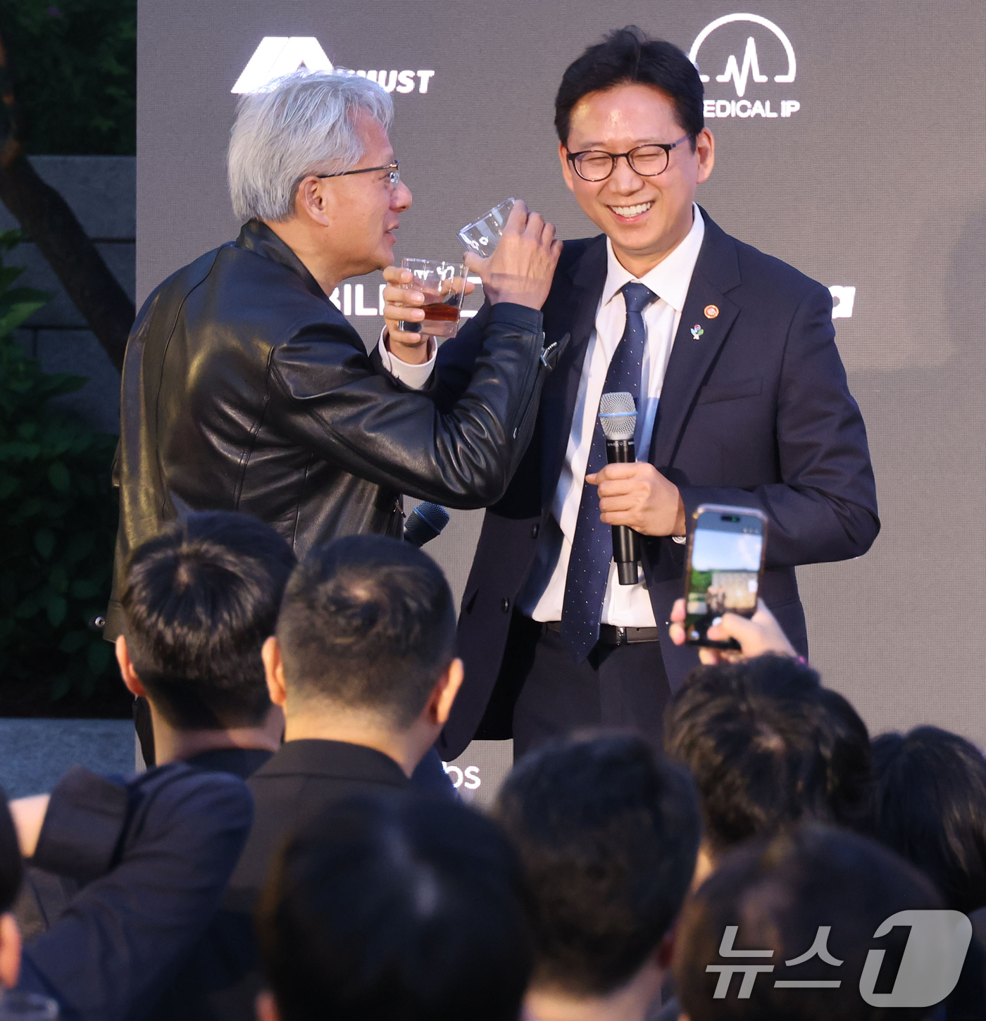(서울=뉴스1) 김민지 기자 = 젠슨 황 엔비디아 최고경영자(CEO)가 8일 서울 중구 신라호텔에서 열린 '엔비디아 코리아 AI 에코시스템 리셉션'에 참석해 배경훈 과기부총리와 러 …