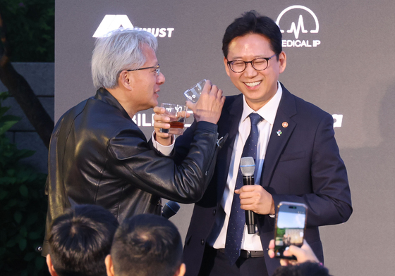 젠슨 황, 배경훈 과기부총리와 '러브샷'