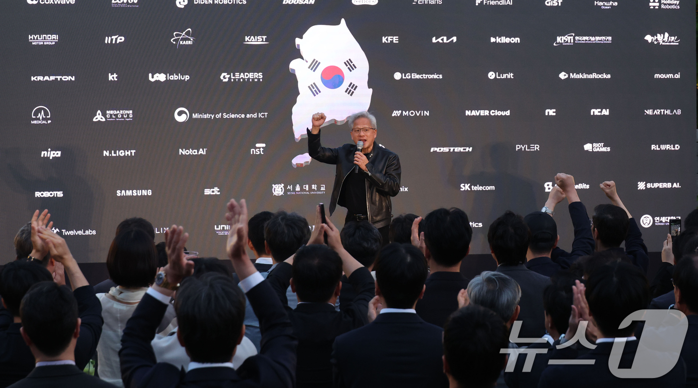(서울=뉴스1) 김민지 기자 = 젠슨 황 엔비디아 최고경영자(CEO)가 8일 서울 중구 신라호텔에서 열린 '엔비디아 코리아 AI 에코시스템 리셉션'에서 발언하고 있다. (공동취재) …