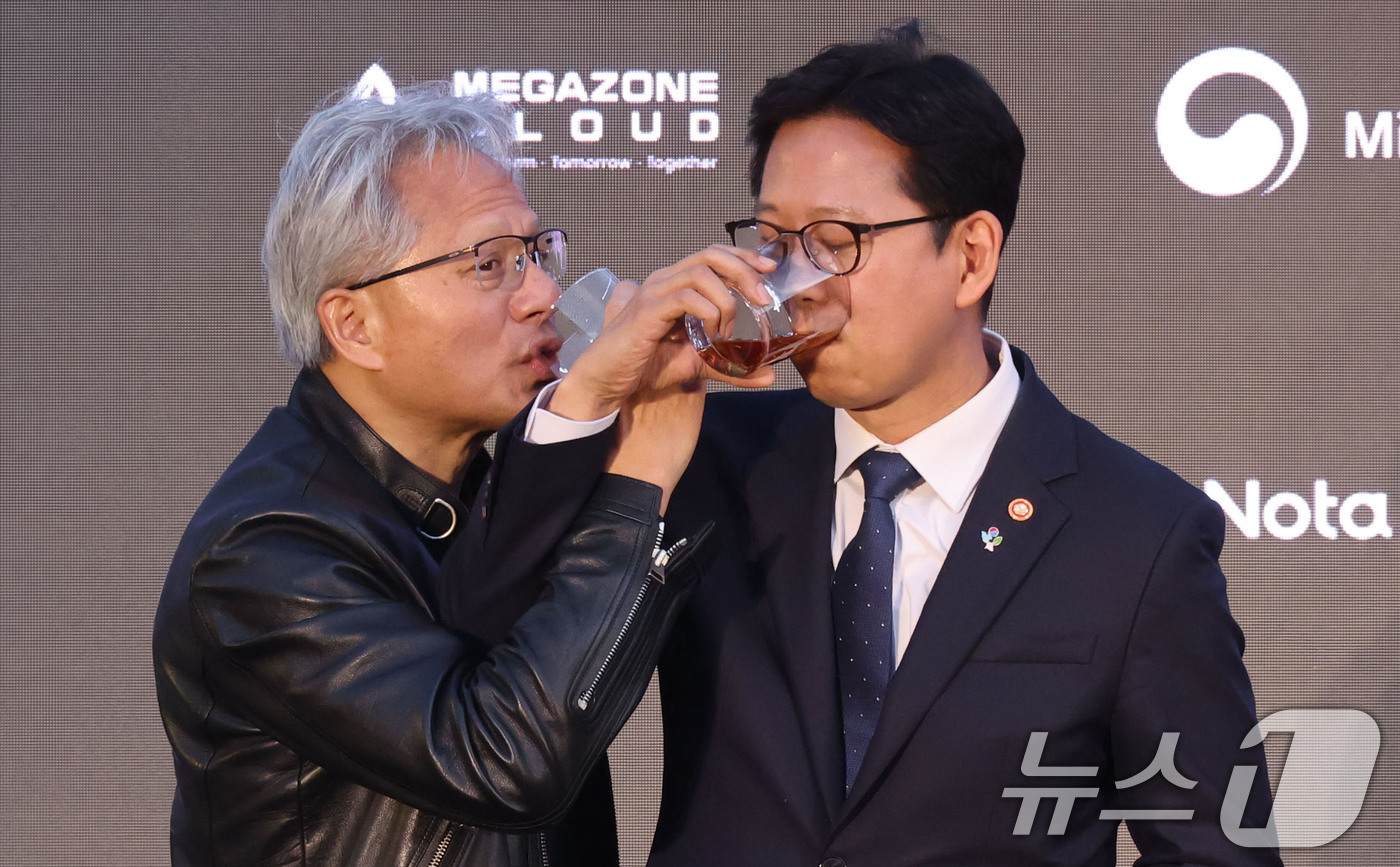 (서울=뉴스1) 김민지 기자 = 젠슨 황 엔비디아 최고경영자(CEO)가 8일 서울 중구 신라호텔에서 열린 '엔비디아 코리아 AI 에코시스템 리셉션'에 참석해 배경훈 과기부총리와 ' …