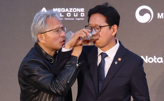 배경훈과 러브샷 젠슨 황 "한국 AI 강점은 K-컬처와 제조업"