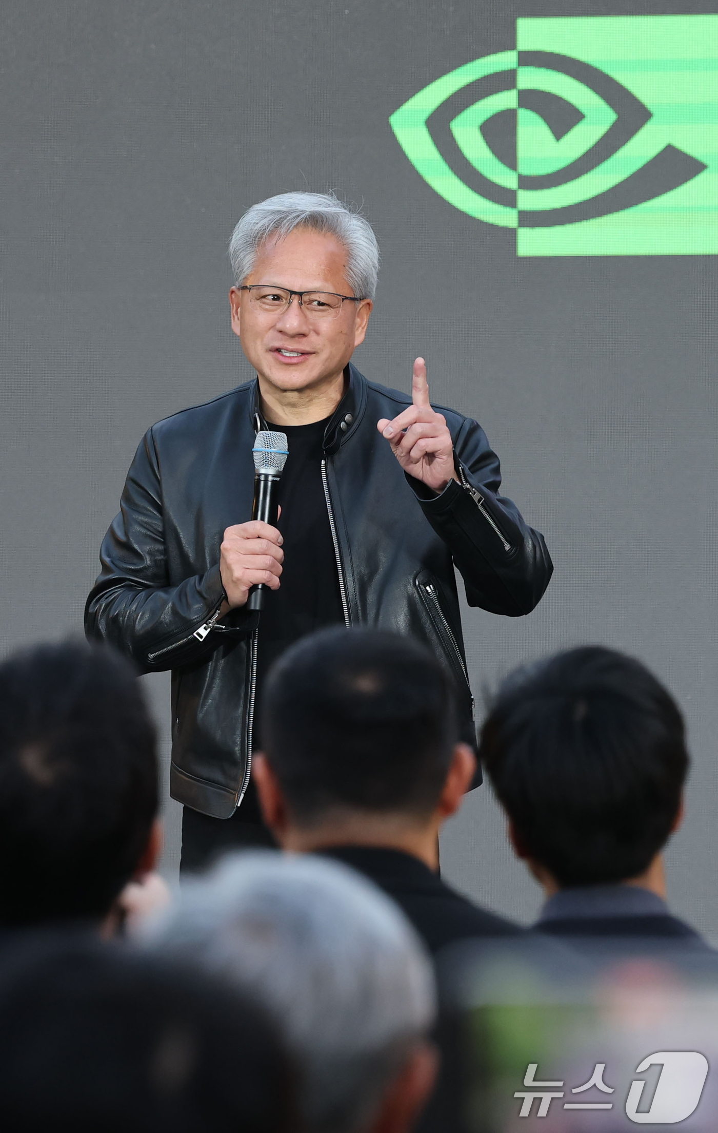 (서울=뉴스1) 김민지 기자 = 젠슨 황 엔비디아 최고경영자(CEO)가 8일 서울 중구 신라호텔에서 열린 '엔비디아 코리아 AI 에코시스템 리셉션'에서 연설하고 있다. (공동취재) …