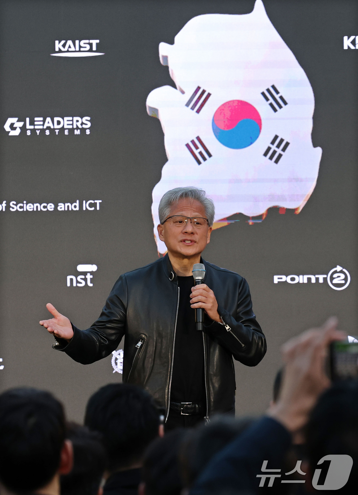 (서울=뉴스1) 김민지 기자 = 젠슨 황 엔비디아 최고경영자(CEO)가 8일 서울 중구 신라호텔에서 열린 '엔비디아 코리아 AI 에코시스템 리셉션'에서 연설하고 있다. (공동취재) …