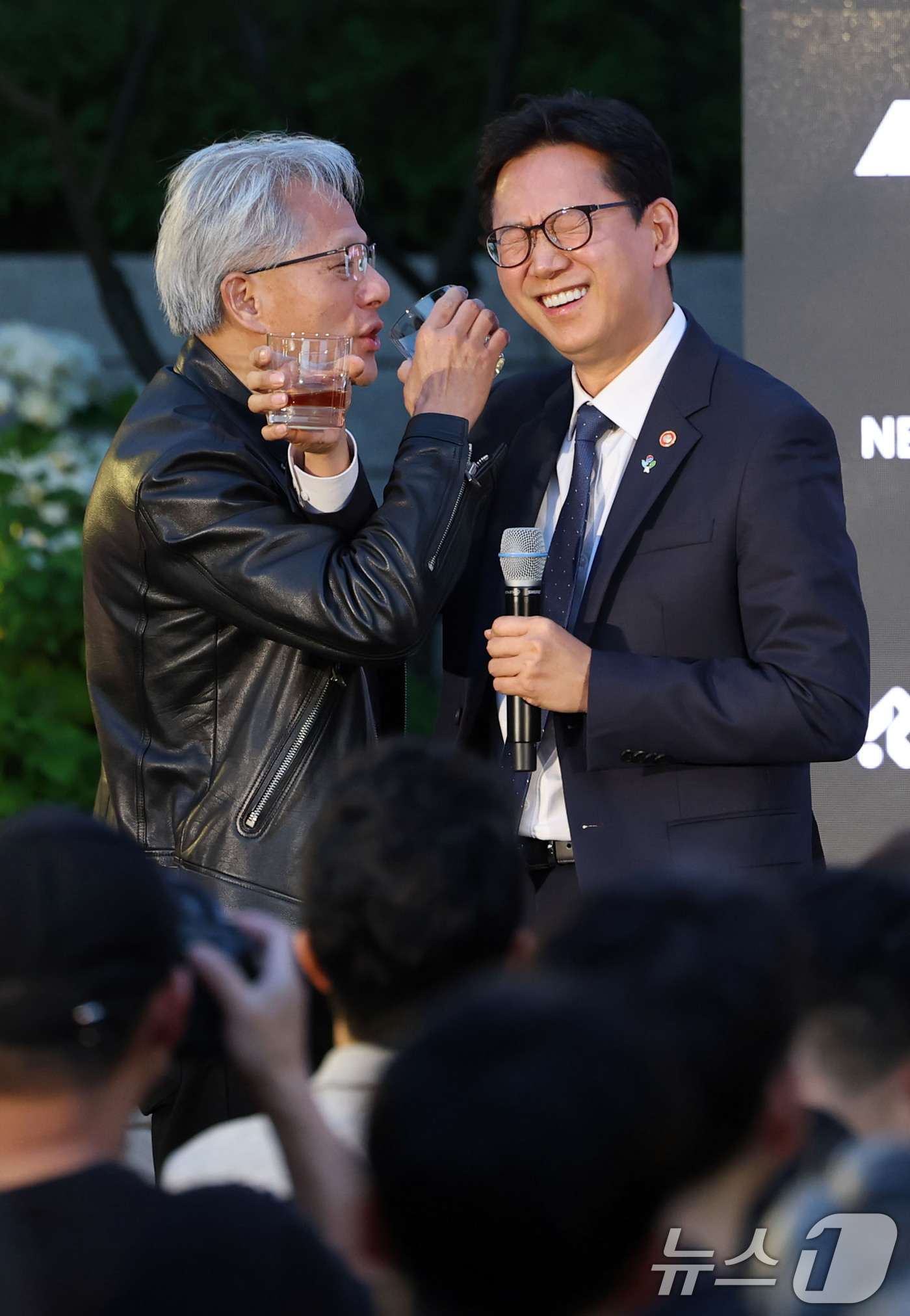 (서울=뉴스1) 김민지 기자 = 젠슨 황 엔비디아 최고경영자(CEO)가 8일 서울 중구 신라호텔에서 열린 '엔비디아 코리아 AI 에코시스템 리셉션'에서 배경훈 부총리 겸 과학기술정 …