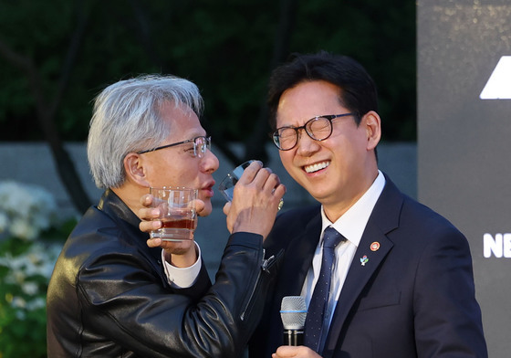 배경훈 부총리와 러브샷하는 젠슨 황